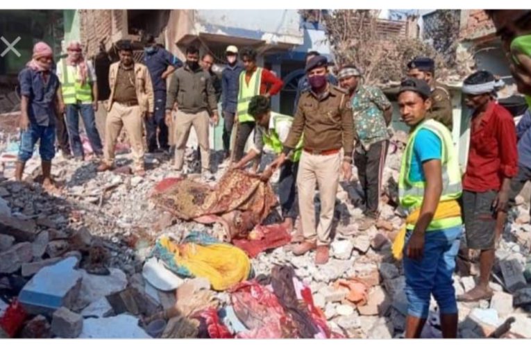 बिहार के भागलपुर जिले के तातारपुर थाना क्षेत्र में गुरुवार की देर रात एक घर में भयानक विस्फोट हुआ