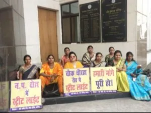 स्ट्रीट लाइट के लिए रामगढ़ नप में पार्षदों का बेमियादी धरना जारी