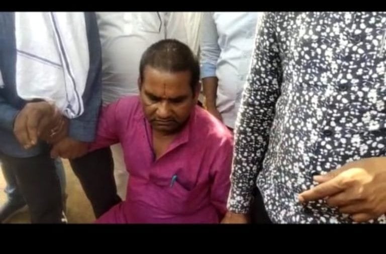 म्यूटेशन के एवज में 9 हजार रुपये घुस लेते राजस्व कर्मचारी देवेन्द्र पाण्डेय को ACB ने किया ट्रैप