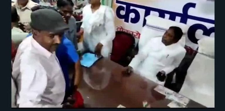 19 गांव को पंचायत में शामिल नहीं होने पर विस्थापितों (displaced) ने किया ग्रामीण विकास मंत्री का जमकर विरोध