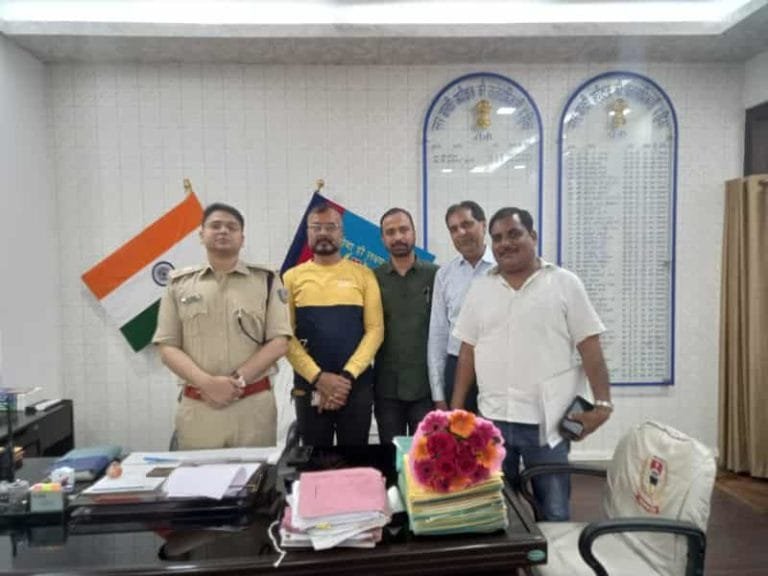 कुख्यात गैंगस्टर डब्लू सिंह का पुलिस के सामने आत्मसमर्पण (surrender)
