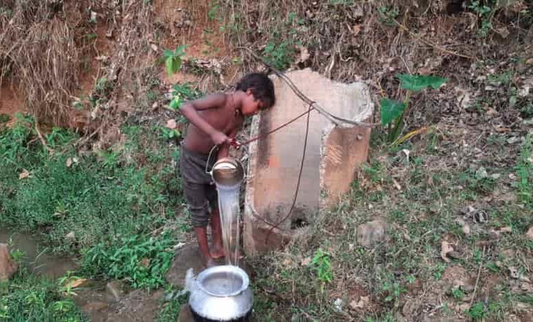 खूंटी गांव के अध्कि टोला के लोग सरकारी सुविधाओं से महरूम पेड़ के पानी (Tree Water)की वजह से जीवन जीते हैं।