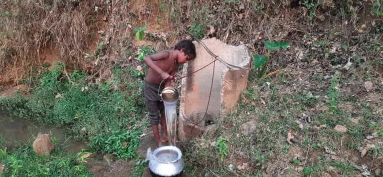 खूंटी गांव के अध्कि टोला के लोग सरकारी सुविधाओं से महरूम पेड़ के पानी (TREE WATER)की वजह से जीवन जीते हैं।