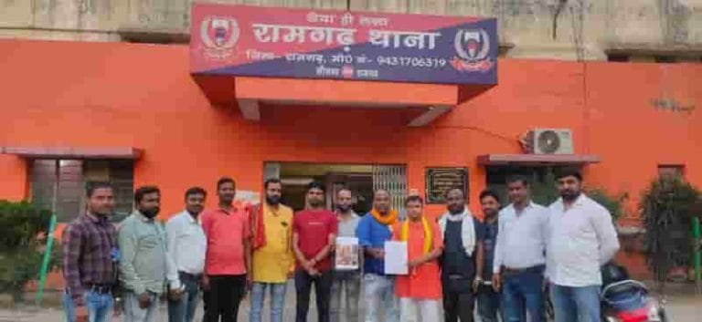 मां दुर्गा के रूप में विधायक द्वारा महिषासुर रूपी सांसद वध करने की तस्वीर वायरल (VIRAL) ! आजसू में रोष गुस्सा आंदोलन की चेतावनी