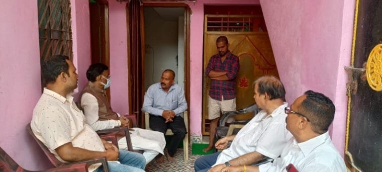 सांसद (MP)संजय सेठ ने पीड़ित परिवार से मुलाकात की, तीन मार्च को पुत्र की हो गयी थी हत्या