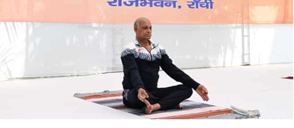 योग दिवस पर झारखण्ड के राज्यपाल रमेश बैस ने किया योग Jharkhand Governor Ramesh Bais Did Yoga On Yoga Day