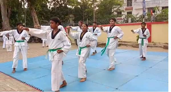 दुमका इनडोर स्टेडियम में ताइक्वांडो (Taekwondo)बेल्ट ग्रेडिंग का आयोजन