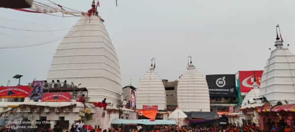 मंदिर का पट खुलते ही जलार्पण शुरू कांवरियों की कतार तड़के सुबह नेहरू पार्क तक पहुँच गयी (Babadham)