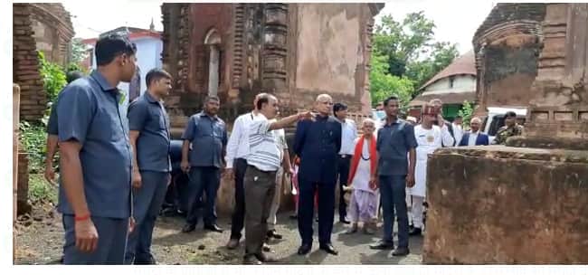 ( Governor Ramesh Bais ) राज्यपाल रमेश बैस ने सपरिवार मलूटी मंदिरों में की पूजा जीर्णोद्धार कार्य का किया निरीक्षण।