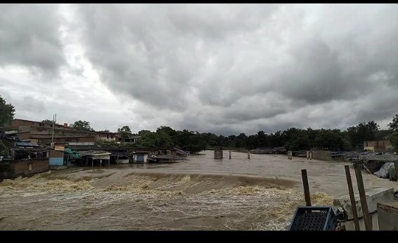 Rajrappa : भैरवी नदी उफान पर कई दुकानें डूबीं