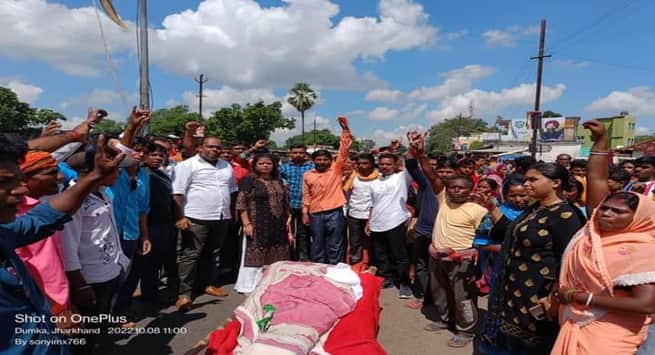 Update  दुमका पेट्रोल कांड : Maruti के परिजनों ने दुमका-हंसडीहा रोड में नोनीहाट के पास शव के साथ किया सड़क जाम आरोपी राजेश राउत को फांसी देने की मांग