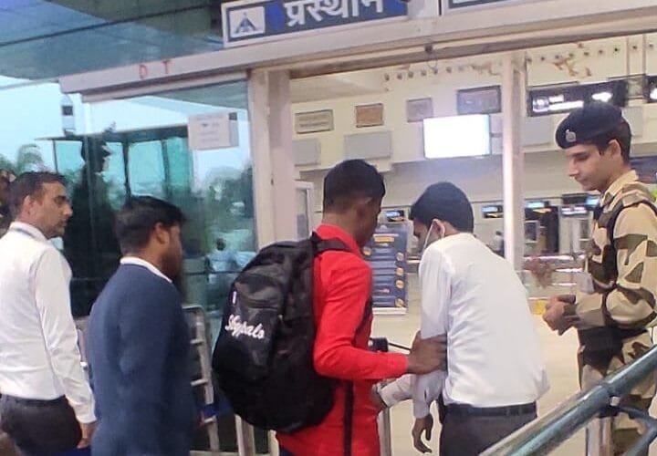 अब नही छूटेगा सुजीत का वर्ल्ड कप (World cup) खेलने का  सपना ब्लाइंड क्रिकेटर सुजीत को खेल बिभाग ने तत्काल टिकट कर बेंगलुरु भेजा