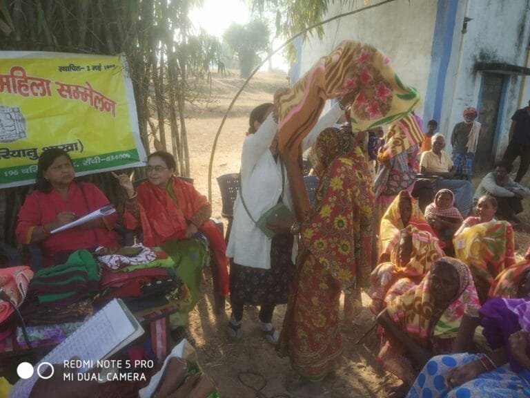 Ranchi : अखिल भारतीय महिला सम्मेलन ने नामकुम में कंबल एवं ऊनी वस्त्र बांटे.
