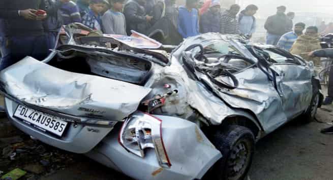 Hazaribagh:- कोनार डैम से पिकनिक मनाकर लौट रहे युवको की कार पेड़ से टकराई 2 की मौत और एक घायल