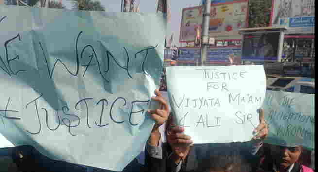 Ranchi University :रांची महिला कॉलेज  में शिक्षिका को निलम्बित  करने के मामले में छात्राओं में आक्रोश शिक्षिका की वापसी हेतु निकली रैली