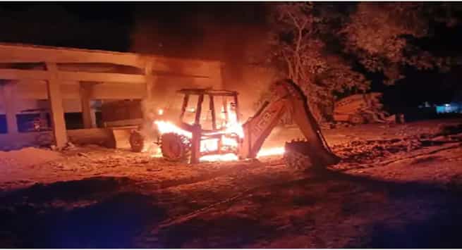 Simdega News :- Plfi उग्रवादियों ने देर रात फूंका पावर ग्रिड के कार्य में लगे Jcb और ट्रेक्टर
