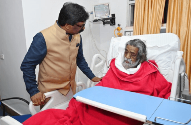 Ranchi News:- पिता शिबू सोरेन से मिलने अस्पताल पहुंचे मुख्यमंत्री हेमंत सोरेन