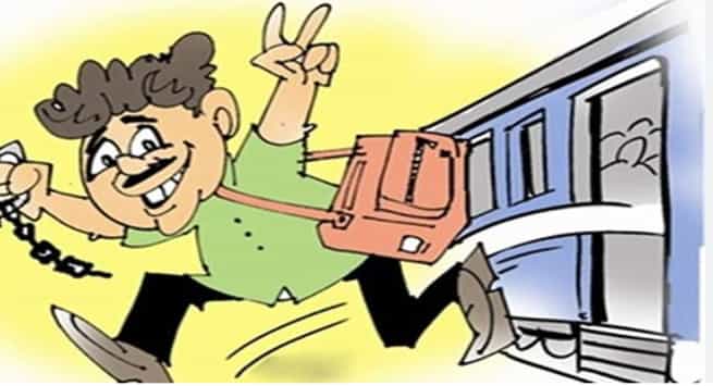Dhanbad News :-सुरक्षा पर सवाल,महिला यात्री की पर्स चुराई, 85 हजार नकद समेत डेबिट-क्रेडिट कार्ड गायब