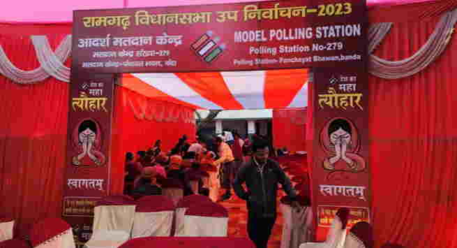 Ramgarh Upchunav  :-सुबह 7 बजे से शुरू हुआ मतदान सुरक्षा के पुख्ता इंतजाम, हेल्पलाइन नंबर जारी, चुनावी मैदान में 18 प्रत्याशी