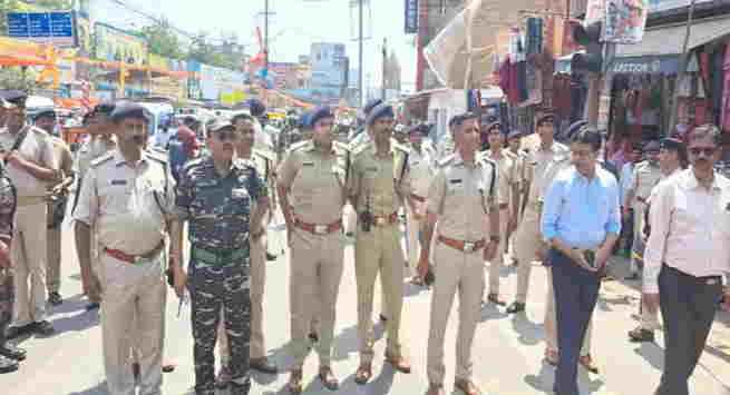 Ranchi News:-रामनवमी को लेके रांची स्थित मेनरोड में पुलिस ने किया फ्लैग मार्च,सीसीटीवी कैमरे और ड्रोन कैमरा से रहेगी पैनी नजर