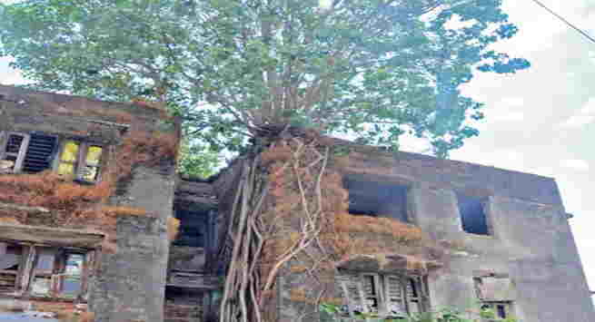 Ranchi News:-हरमू हाउसिंग कॉलोनी कंडम घोषित आवास में जबरन रह रहे थे लोग , बोर्ड ने खाली करवाया