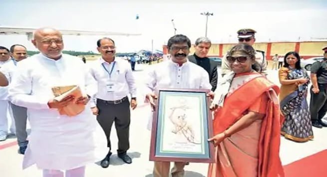Ranchi News:-झारखंड आकर घर जैसा लगा , राजभवन के विसिटोर्स बुक में लिखा राष्ट्रपति द्रौपदी मुर्मू ने 1 24