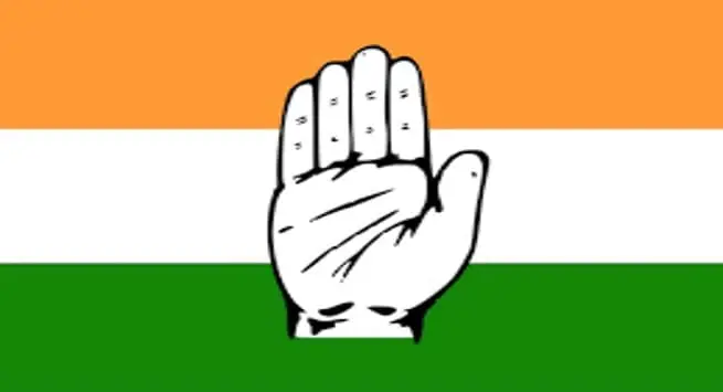 Ranchi News:-कांग्रेस का 9 साल 9 सवाल अभियान के तहत केंद्र में नरेंद्र मोदी की नेतृत्व में बनी एनडीए की सरकार के नौ साल पूरे हो रहे हैं। झारखंड सहित देश भर में भाजपा इन नौ साल की उपलब्धियों को पहुंचाने के लिए पंचायत से लेकर गांव तक जाने का कार्यक्रम तय किया है। वहीं दूसरी ओर कांग्रेस देशभर में पीएम नरेंद्र मोदी के लिए नौ सवाल तैयार किए हैं। आज देश भर से पीएम नरेंद्र मोदी को लेकर तैयार नौ सवाल के साथ कांग्रेस प्रेस कांफ्रेंस कर रही है। झारखंड में भी कांग्रेस ने ऐसा ही प्रेस कांफ्रेंस किया। देश की ऐसी स्थिति फिर क्यों? रांची स्थित कांग्रेस के पार्टी कार्यालय में प्रदेश अध्यक्ष राजेश ठाकुर, ओबीसी विभाग के राष्ट्रीय अध्यक्ष कैप्टन अजय यादव सहित पार्टी के अन्य नेताओं ने अपनी बात रखी। प्रेस कांफ्रेंस के दौरान पार्टी पदाधिकारियों ने मीडिया के माध्यम से पूछा कि अगर नौ साल में उपलब्धियां ही केवल हैं तो फिर देश की ऐसी स्थिति क्यों है? प्रेस कांफ्रेंस के दौरान कांग्रेस ने जो नौ सवाल जनता की ओर से केंद्र से पूछे हैं, वे अर्थव्यवस्था, कृषि और किसान, भ्रष्टाचार, राष्ट्रीय सुरक्षा, सामाजिक सद्भाव, सामाजिक न्याय, संवैधानिक संस्थान, जन कल्याणकारी योजना और कोरोना मिस मैनेजमेंट से जुड़ी हुई हैं। कांग्रेस के केंद्र सरकार से नौ सवाल अर्थव्यवस्था ऐसा क्यों है कि देश में महंगाई और बेरोजगारी आसमान छू रही है ? क्यों अमीर और अमीर हुए हैं और गरीब और गरीब ? सार्वजनिक संपत्तियों को मोदी जी के मित्रों को क्यों बेचा जा रहा है ? आर्थिक विषमताएं क्यों बढ़ रही हैं ? कृषि और किसान ऐसा क्यों है कि पिछले 9 सालों में भी किसानों की आय दोगुनी नहीं हुई? काले कृषि कानूनों को रद्द करते समय किसान संगठनों के साथ हुए समझौतों को अभी तक लागू क्यों नहीं किया गया ? MSP की गारंटी क्यों नहीं दी गई ? भ्रष्टाचार/मित्रवाद ऐसा क्यों है कि अडानी को फायदा पहुंचाने के लिए LIC और SBI में जमा जनता के खून पसीने की कमाई को दांव पर लगा दिया ? भ्रष्टाचार को खत्म करने की बात करने वाले प्रधानमंत्री इसपर जवाब क्यों नहीं देते कि अड़ानी की फर्जी कंपनियों में 20 हजार करोड़ किसके हैं ? चीन और राष्ट्रीय सुरक्षा ऐसा क्यों है कि चीन को लाल आँख दिखाने की बात करने वाले प्रधानमंत्री ने उसे 2020 में क्लीन चिट दे दी, जबकि वह आज भी हमारी जमीन पर कब्जा करके बैठा है ? सामाजिक सद्भाव ऐसा क्यों है कि चुनावी फायदे के लिए जानबूझकर बंटवारे की राजनीति को हवा दी जा रही है और समाज में डर का माहौल बनाया जा रहा है ? सामाजिक न्याय: ऐसा क्यों है कि महिलाओं, दलितों, SC, ST, OBC और अल्पसंख्यकों के खिलाफ हो रहे अत्याचारों पर प्रधानमंत्री चुप रहते हैं ? वह जाति जनगणना की मांग को क्यों नजरअंदाज कर रहे हैं ? लोकतांत्रिक संस्थाएं ऐसा क्यों है कि विपक्षी दलों और नेताओं के खिलाफ बदले की भावना से कार्रवाई की जा रही है? क्यों जनता द्वारा चुनी हुई विपक्षी दलों की कई सरकारें गिराई गई ? पिछले 9 सालों में संवैधानिक और लोकतांत्रिक संस्थाओं को क्यों कमजोर किया गया ? जनकल्याण की योजनाएं ऐसा क्यों है कि बजट में कटौती करके मनरेगा जैसी जन कल्याण की योजनाओं को कमजोर किया गया ? गरीब, आदिवासी एवं जरूरतमंदों के सपनों को क्यों कुचला जा रहा है ? कोरोना मिसमैनेजमेंट ऐसा क्यों है कि कोरोना के कारण 40 लाख लोगों की मौत के बाद उनके परिवारों को मुआवजा देने से मना कर दिया गया? क्यों अचानक लॉकडाउन करके लाखों कामगार साथियों को घर जाने के लिए मजबूर किया गया और उन्हें उनके हाल पर छोड़ दिया गया ? cog