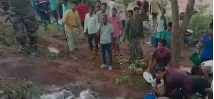 CHATRA: चतरा अनियंत्रित बायोडीजल लदा टैंकर पलटा 40 हजार लीटर बायोडीजल जमीन पर 6 chatra