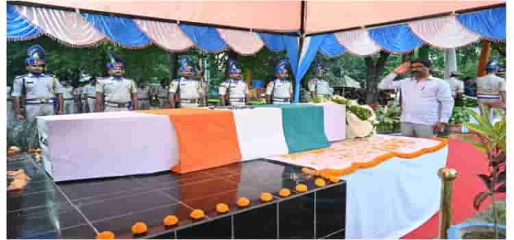 RANCHI : मुख्यमंत्री हेमन्त सोरेन ने सीआरपीएफ के शहीद जवान कांस्टेबल सुशांत कुमार खूंटिया को श्रद्धांजलि दी। 5 RANCHI