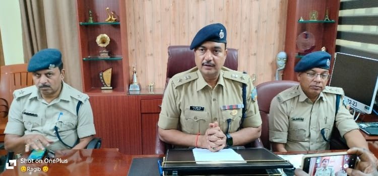 गुमला में ज्वेलरी शॉप के मालिक को गोली मारने वाला अपराधी गिरफ्तार IMG-20240803-WA0007