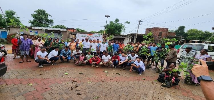 सर्वेश्वरी समहू का कांके के पारचुट्टू में 240 पौधौं का रोपण सह वितरण कार्यक्रम का आयोजन:-*