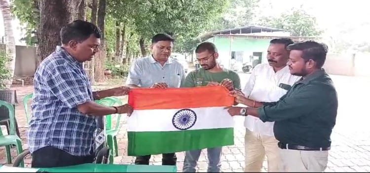 तिरंगा अभियान के तहत विधायक लंबोदर महतो से मिले पेटरवार डाक विभाग के कर्मचारी 1 IMG 20240814 WA0015