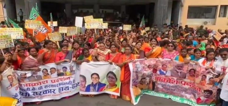 धनबाद - डीसी कार्यालय पर भाजपा महिला मोर्चा का आक्रोश प्रदर्शन 6 IMG 20240814