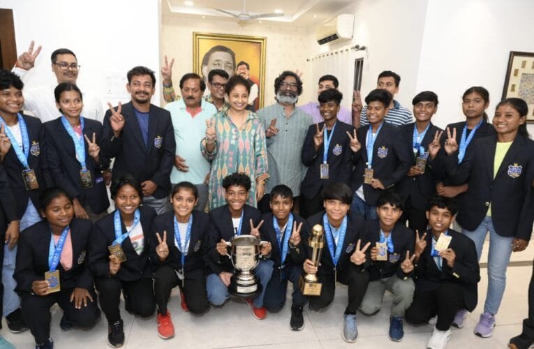 अंडर-17 अंतर्राष्ट्रीय सुब्रतो कप के खिलाड़ियों ने झारखंड का नाम किया रोशन सीएम सोरेन से ,खिलाड़ियों ने की मुलाकात