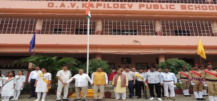 DAV कपिलदेव के चेयरमैन कपिल देव गिरि ने स्वतंत्रता दिवस के अवसर पर झंडा फहराया और तिरंगे को सलामी दी। 9 IMG 20240815 WA0002