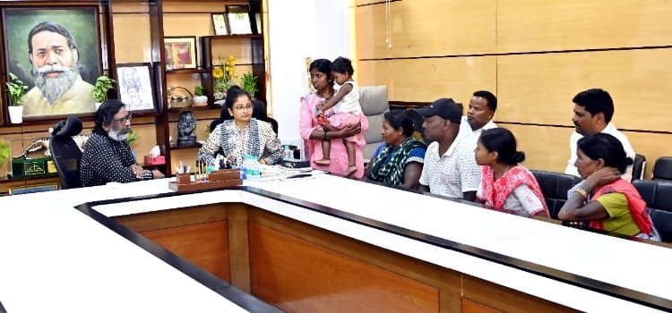 Cm हेमन्त सोरेन से हजारीबाग जिलाबल के हवलदार स्व० चौहान हेम्ब्रम के परिजनों ने की मुलाकात।