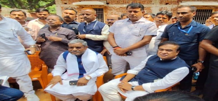 हवलदार हत्याकांड स्वर्गीय हवलदार के परिजनों से मिलने बेंगाबाद पहुंचे असम मुख्यमंत्री 1 IMG 20240817 WA0156