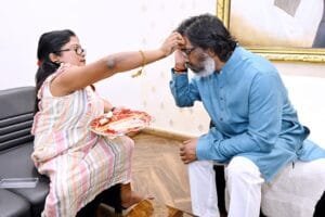 झारखंड मुख्यमंत्री हेमंत सोरेन ने मनाया रक्षाबंधन का त्यौहार, कलाई पर अपनी बहनों के हाथों से बंदवाई राखी 5 IMG 20240819 WA0053