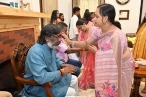 झारखंड मुख्यमंत्री हेमंत सोरेन ने मनाया रक्षाबंधन का त्यौहार, कलाई पर अपनी बहनों के हाथों से बंदवाई राखी 4 IMG 20240819 WA0056