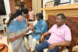 झारखंड मुख्यमंत्री हेमंत सोरेन ने मनाया रक्षाबंधन का त्यौहार, कलाई पर अपनी बहनों के हाथों से बंदवाई राखी 6 IMG 20240819 WA0058