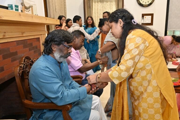 झारखंड मुख्यमंत्री हेमंत सोरेन ने मनाया रक्षाबंधन का त्यौहार, कलाई पर अपनी बहनों के हाथों से बंदवाई राखी