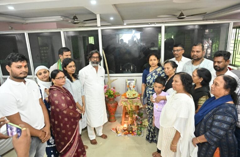 मुख्यमंत्री  हेमन्त सोरेन पहुंचे जमशेदपुर, पूर्व सांसद की दिवंगत पुत्री को दी भावभीनी श्रद्धांजलि…