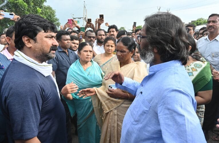 झारखंड मुख्यमंत्री हेमंत सोरेन पहुंचे साहिबगंज- सांसद  विजय हांसदा की दिवंगत पत्नी को दी श्रद्धांजलि :