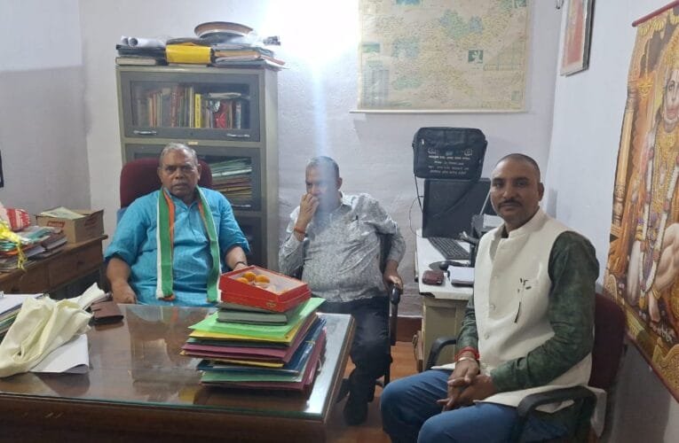 कांग्रेस प्रदेश अध्यक्ष केशव महतो कमलेश  को अपनी उम्मीदवारी बायोडाटा आग्रह पत्र सौपते – युवा नेता रुद्र शुक्ला