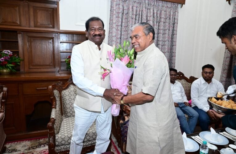 कांग्रेस प्रदेश अध्यक्ष केशव महतो ने 12वीं मंत्री रामदास सोरेन को दी बधाई