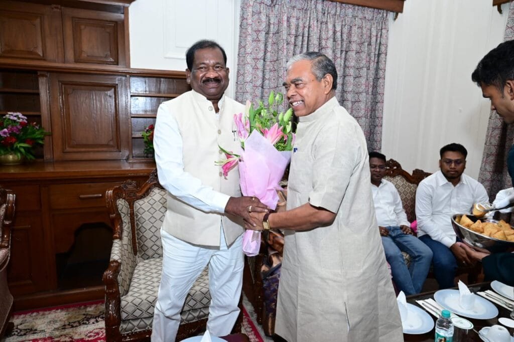 कांग्रेस प्रदेश अध्यक्ष केशव महतो ने 12वीं मंत्री रामदास सोरेन को दी बधाई 4 IMG 20240830 WA0042 scaled