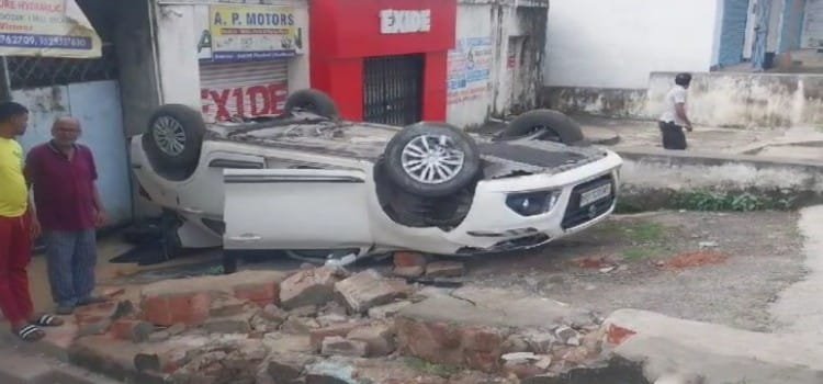 धनबाद मे अनियंत्रित होकर पलटी कार! 1 Screenshot 2024 08 22 16 20 11 884 com.whatsapp