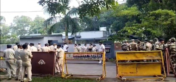 विस्थापित अप्रैटिस संघ बोकारो की इकाई ने बीएसएल निदेशक के आवास का किया घेराव 6 Screenshot 2024 08 29 11 31 34 497 com.whatsapp