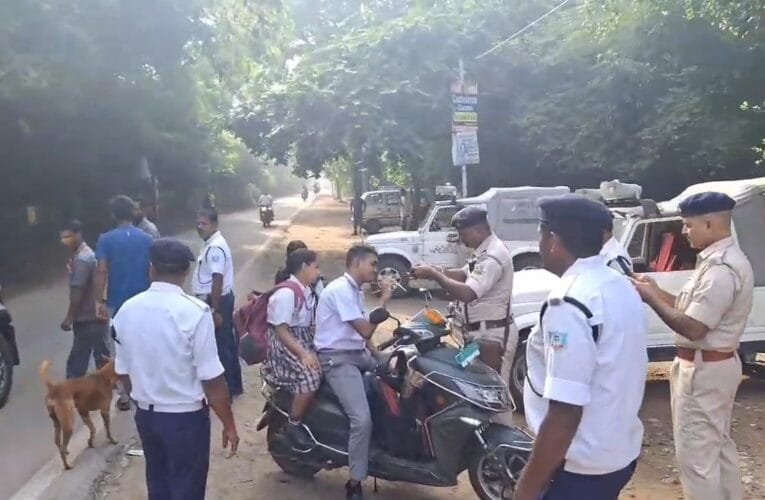 बाइक स्कूटी चलाकर बच्चों के स्कूल आने पर लगेगी रोक, विशेष अभियान में 17 बाइक जब्त, हिदायत देकर छोड़ा