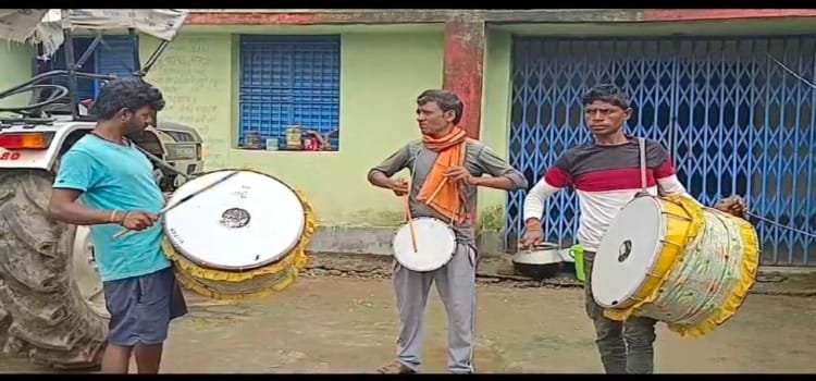 टीएसपीसी एरिया कमांडर हरेंद्र के घर पहुंची चतरा पुलिस, पोस्टर चस्पाकर की सरेंडर की अपील